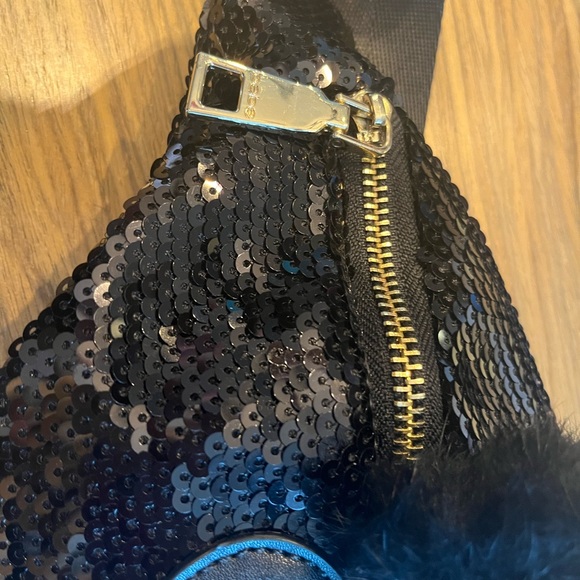 🔑NWOT Bebe Girl sequin puff animal Fanny pack - Picture 3 of 5